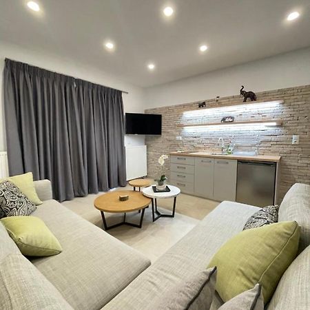 Central Luxury Apartment In Paralia Ofryniou Ofrinion Bagian luar foto