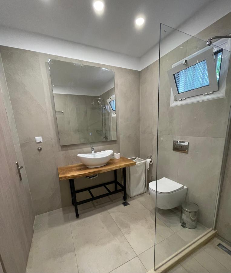 Central Luxury Apartment In Paralia Ofryniou Ofrinion Bagian luar foto