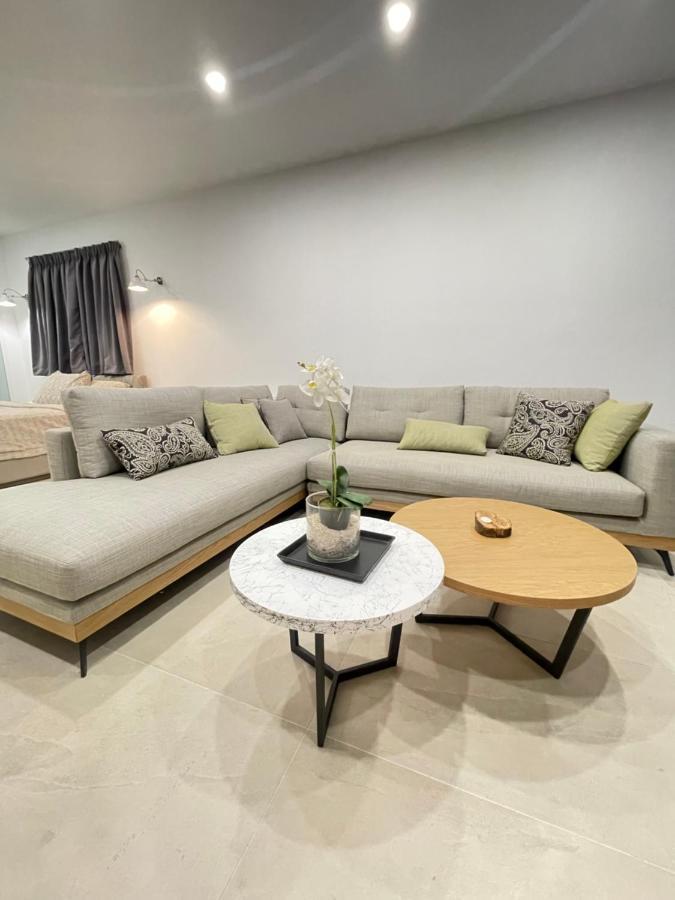 Central Luxury Apartment In Paralia Ofryniou Ofrinion Bagian luar foto