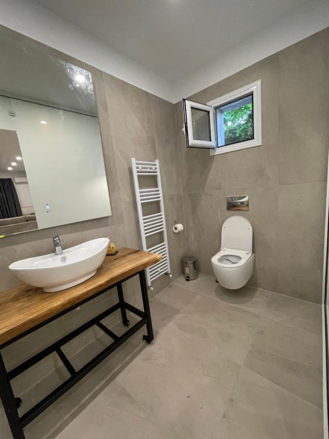 Central Luxury Apartment In Paralia Ofryniou Ofrinion Bagian luar foto