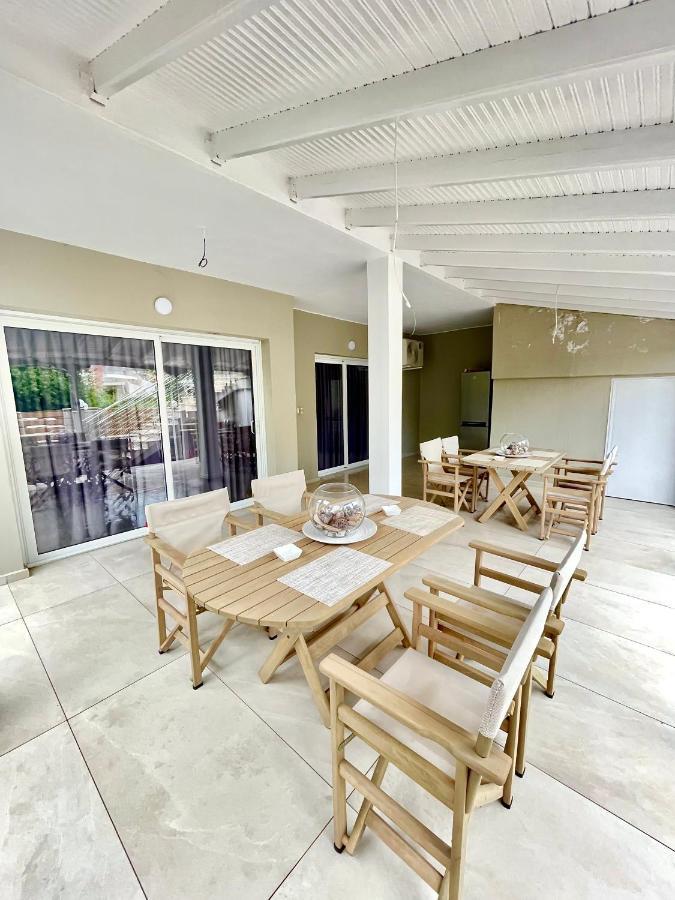 Central Luxury Apartment In Paralia Ofryniou Ofrinion Bagian luar foto
