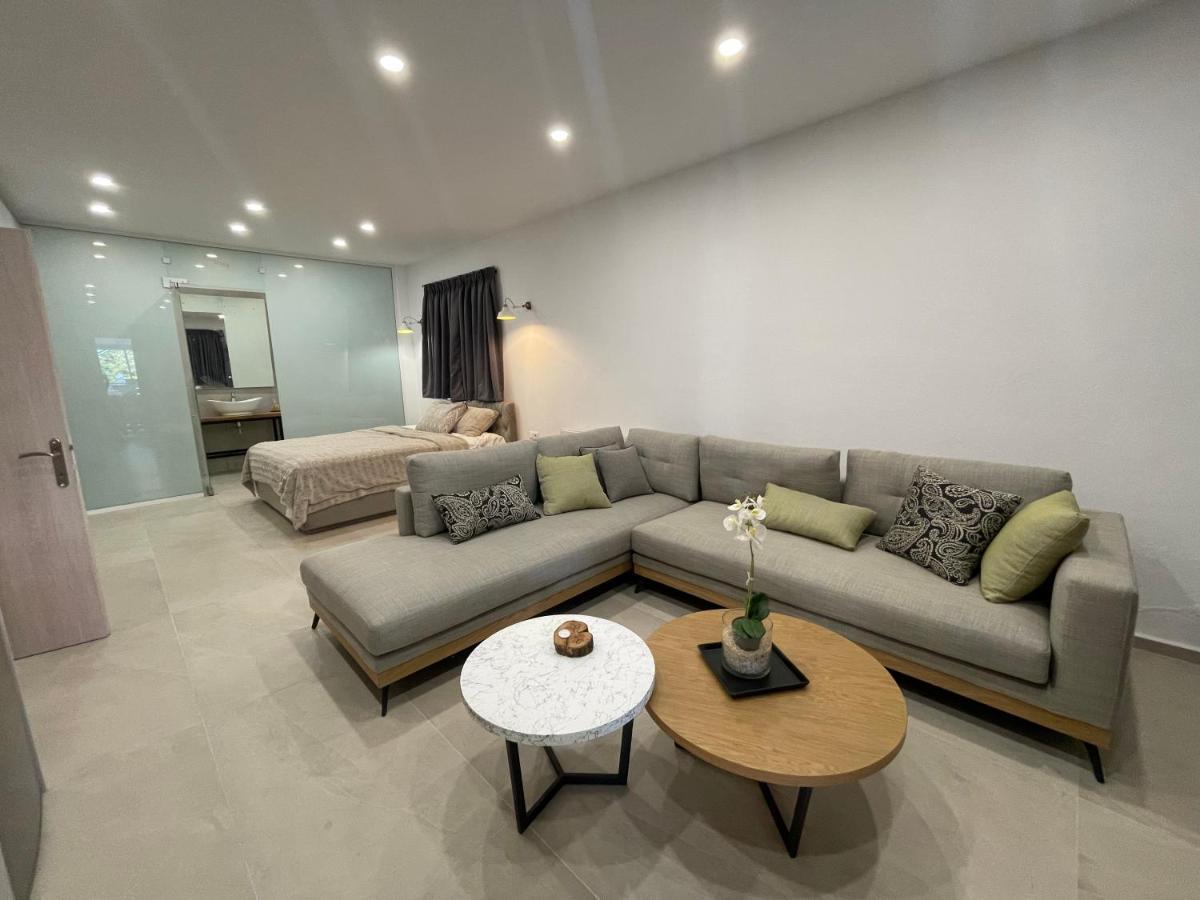 Central Luxury Apartment In Paralia Ofryniou Ofrinion Bagian luar foto