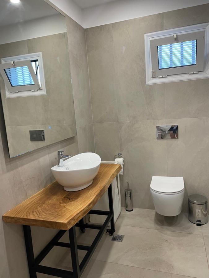 Central Luxury Apartment In Paralia Ofryniou Ofrinion Bagian luar foto