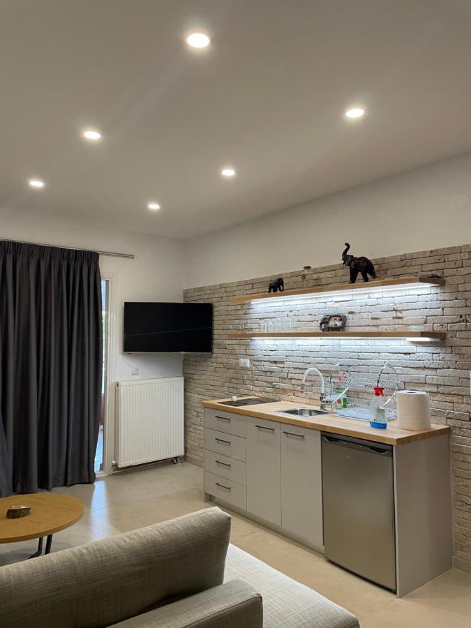 Central Luxury Apartment In Paralia Ofryniou Ofrinion Bagian luar foto